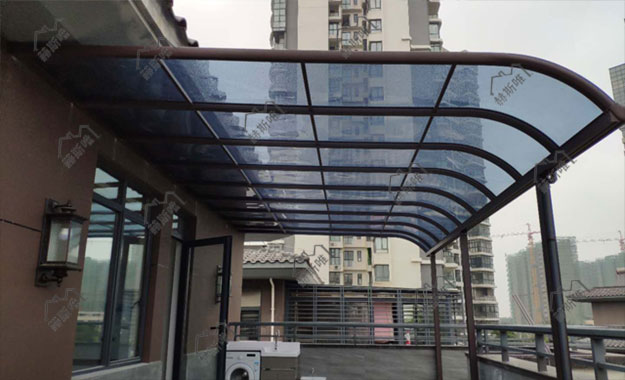 海南?？谟昱?胡先生